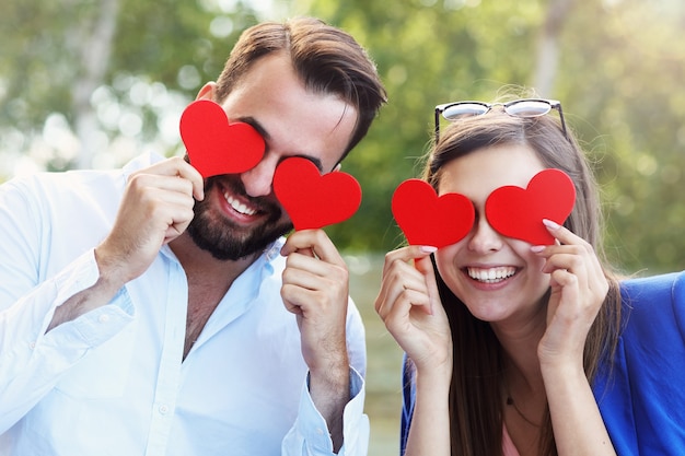 couple romantique tenant un café de coeurs