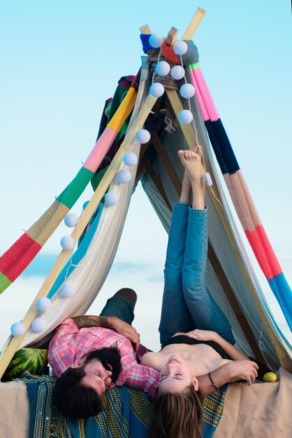 Couple romantique en tente camping sur l'aventure nature pour les jeunes amis se détendre dans la tente le jour d'été co