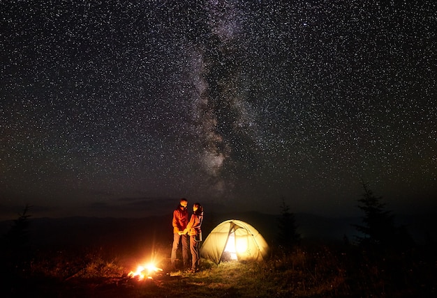 Couple romantique touristes au camping de nuit