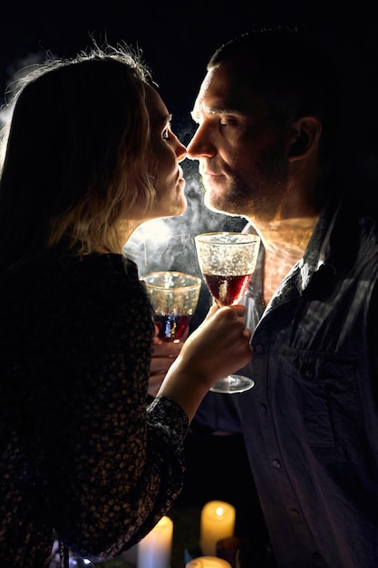 Couple romantique avec verres à vin et bougies