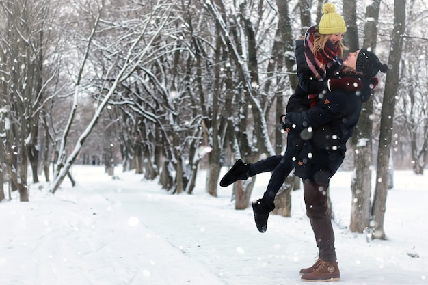 Photo couple sur rue hiver