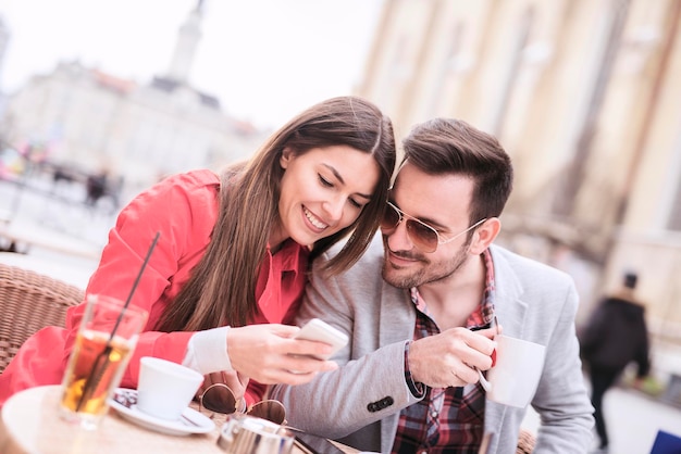 Couple s'amusant au café