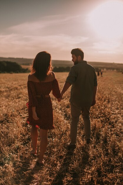 Couple s'amusant dans un champ d'été