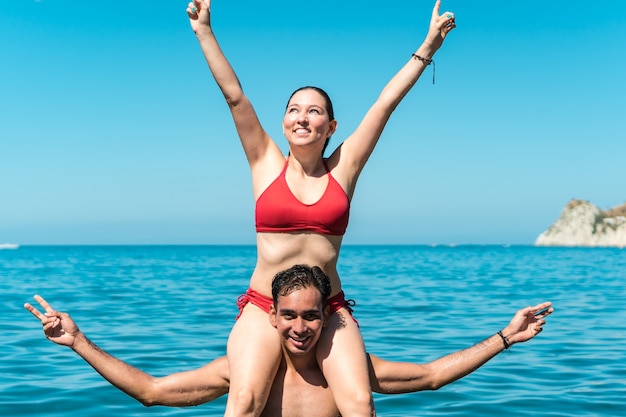 Couple s'amusant dans l'océan