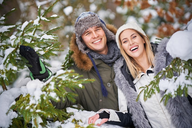 Couple s'amusant dans les paysages d'hiver et la neige. photo de haute qualité