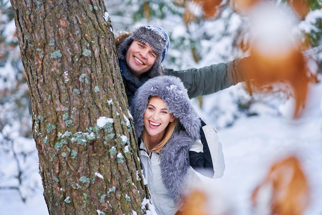 Couple s'amusant dans les paysages d'hiver et la neige. photo de haute qualité