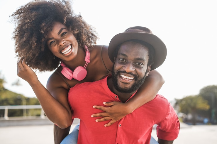 Photo couple s'amusant ensemble à l'extérieur - se concentrer sur l'homme droit