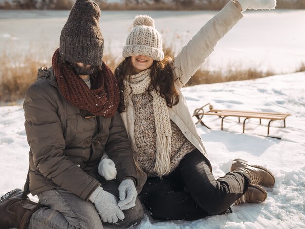 Couple s'amusant en hiver à l'extérieur