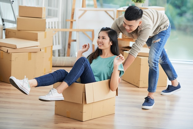 Couple s'amusant à la maison