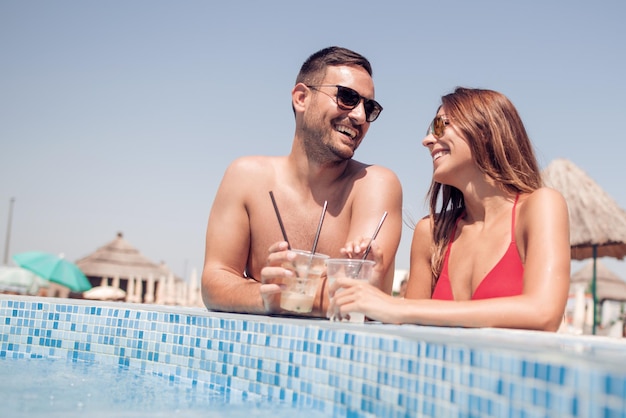 Le couple s'amuse dans la piscine