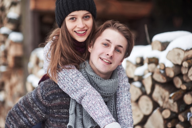 Couple s'amuse et rit. baiser. Couple de jeunes hipster étreignant mutuellement à winter park. Histoire d'amour d'hiver, un beau jeune couple élégant. Mode d'hiver avec petit ami et petite amie