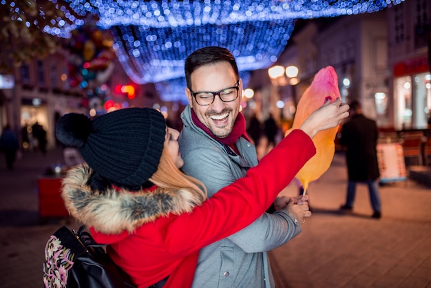 Couple s&#39;amuser dans la nuit d&#39;hiver dans la ville.