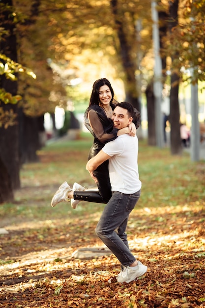 Couple s'amuser en plein air et explorer la ville