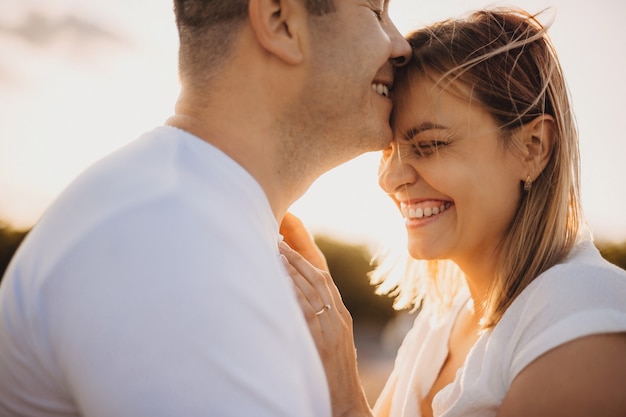 couple s'embrassant contre le soleil