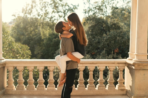 Couple s'embrassant à l'extérieur