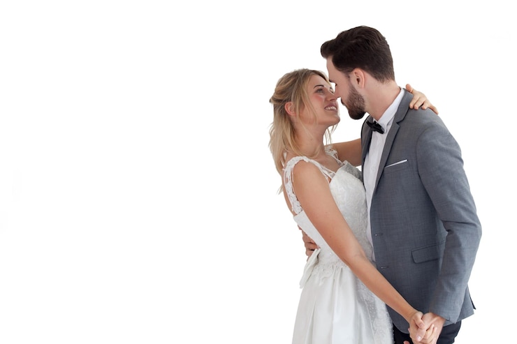 Photo un couple s'embrassant sur un fond blanc