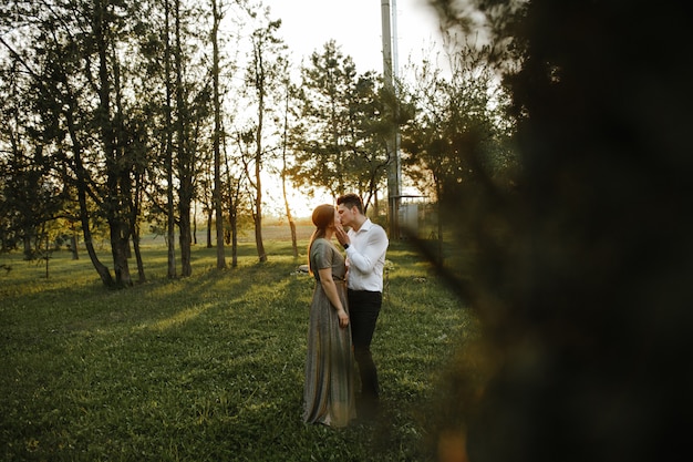 Un couple s'embrassant, s'embrassant et s'aimant au coucher du soleil. Beau moment