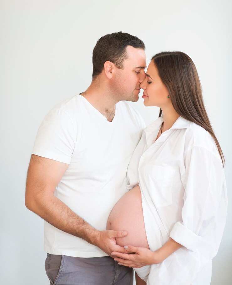 Photo un couple s'embrasse sur un fond blanc