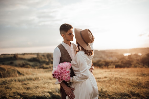 Un couple s'embrasse sur le terrain contre le ciel