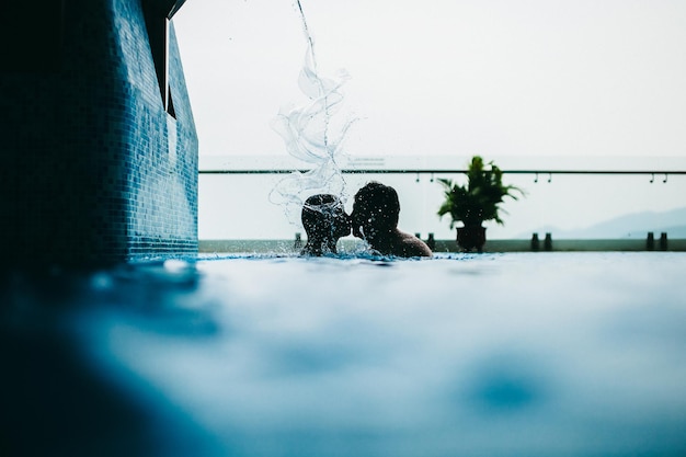 Couple s'embrasser sous l'eau ensemble