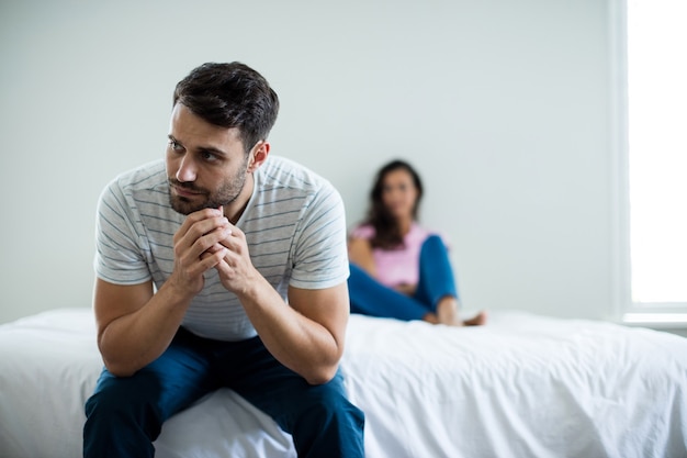 Couple s'ignorant dans la chambre à la maison