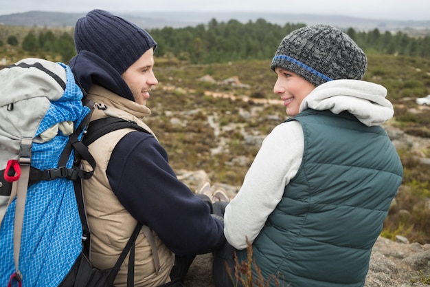 Couple avec sac à dos relaxant lors d&#39;une randonnée