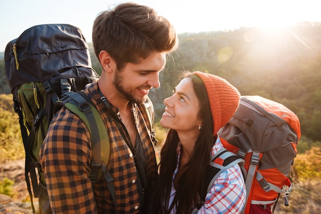 Couple avec des sacs à dos dans les montagnes