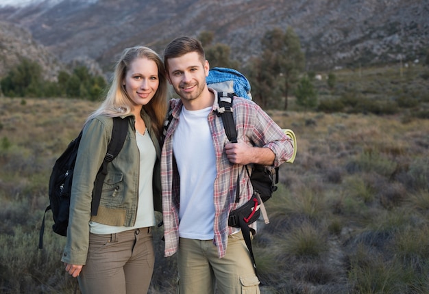 Couple avec sacs à dos, debout sur le paysage forestier