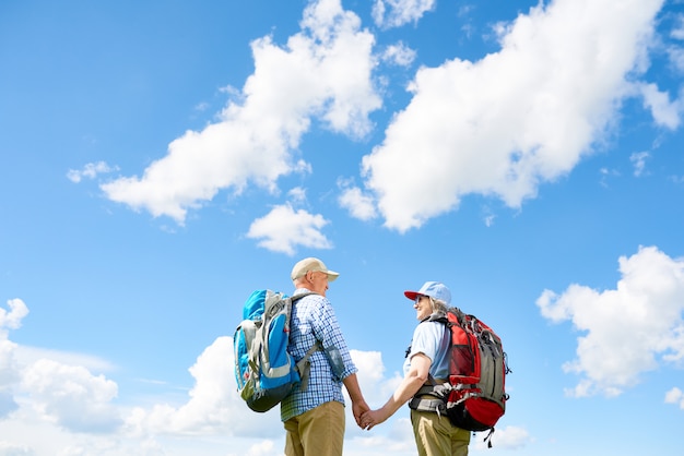 un couple avec des sacs à dos en voyage