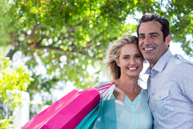 couple avec des sacs à provisions