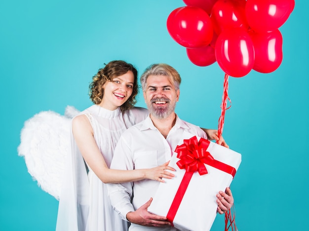 Couple à La Saint-valentin Avec Des Ballons De Coeur Et Des Cadeaux. Anges De La Famille. Cadeaux De La Saint-valentin.