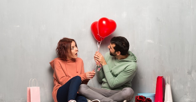 Couple en Saint Valentin avec des ballons en forme de cœur