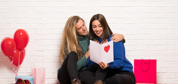 Couple en Saint Valentin avec carte Saint Valentin