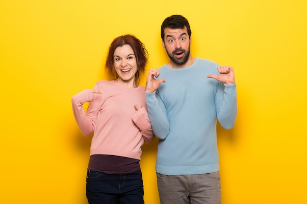 Couple en Saint Valentin avec une expression faciale surprise