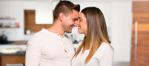 Couple en Saint Valentin avec expression heureuse dans une maison