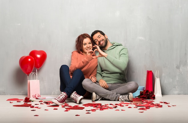 Couple, saint valentin, faire, coeur, à, mains