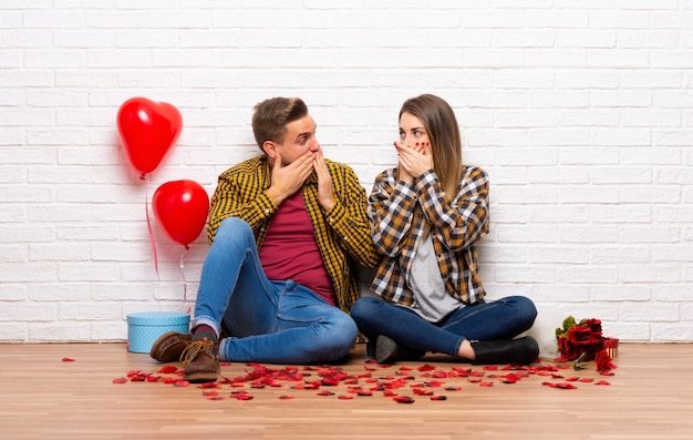 Couple, saint valentin, à, intérieur, couvrir, bouche, à, mains