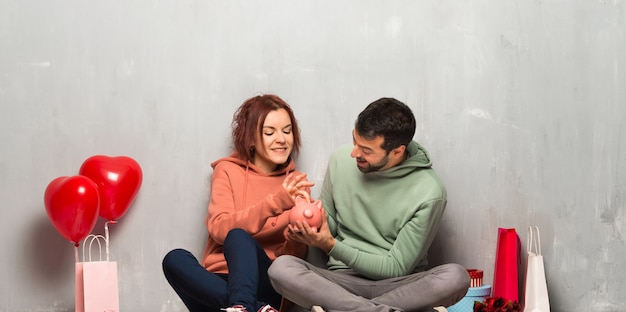 Couple en Saint Valentin prenant une tirelire