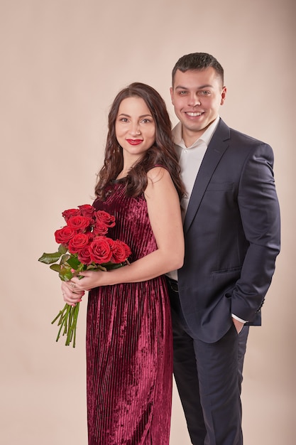 Couple de Saint Valentin avec roses