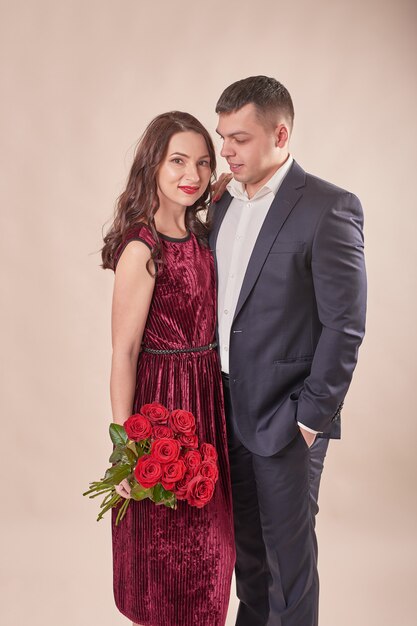 Couple de Saint Valentin avec roses