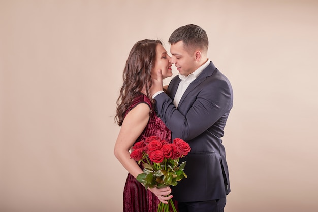 Couple de Saint Valentin avec roses