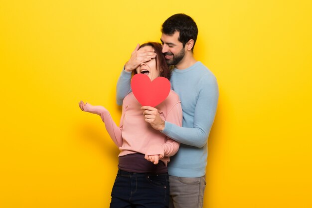 Couple en Saint Valentin tenant un symbole du coeur