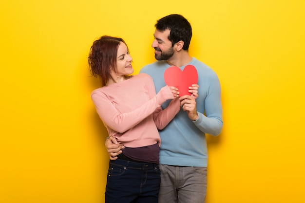 Couple en Saint Valentin tenant un symbole du coeur