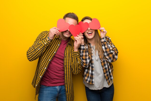 Couple en Saint Valentin tenant un symbole du coeur