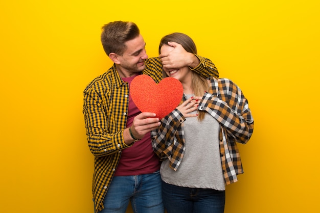 Couple en Saint Valentin tenant un symbole du coeur