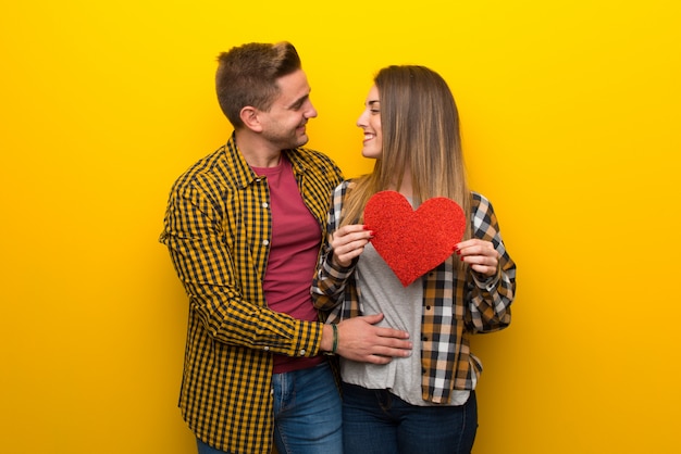 Couple en Saint Valentin tenant un symbole du coeur