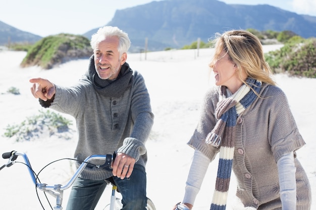 Couple sans soucis, faire du vélo et pique-niquer sur la plage