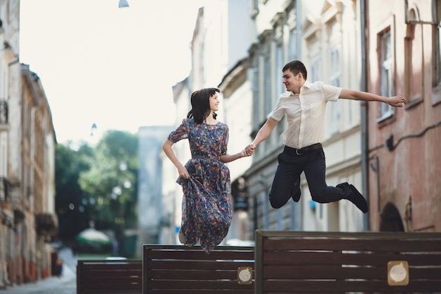 Couple en sautant d&#39;un banc