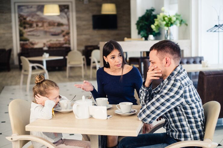 Couple se battre devant l'enfant au café ou au restaurant