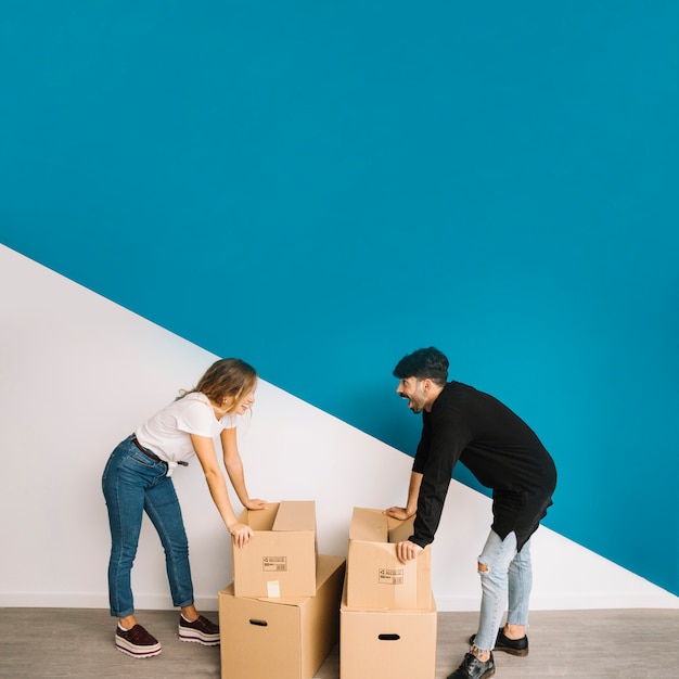 Photo couple se déplaçant vers le nouveau concept de plat